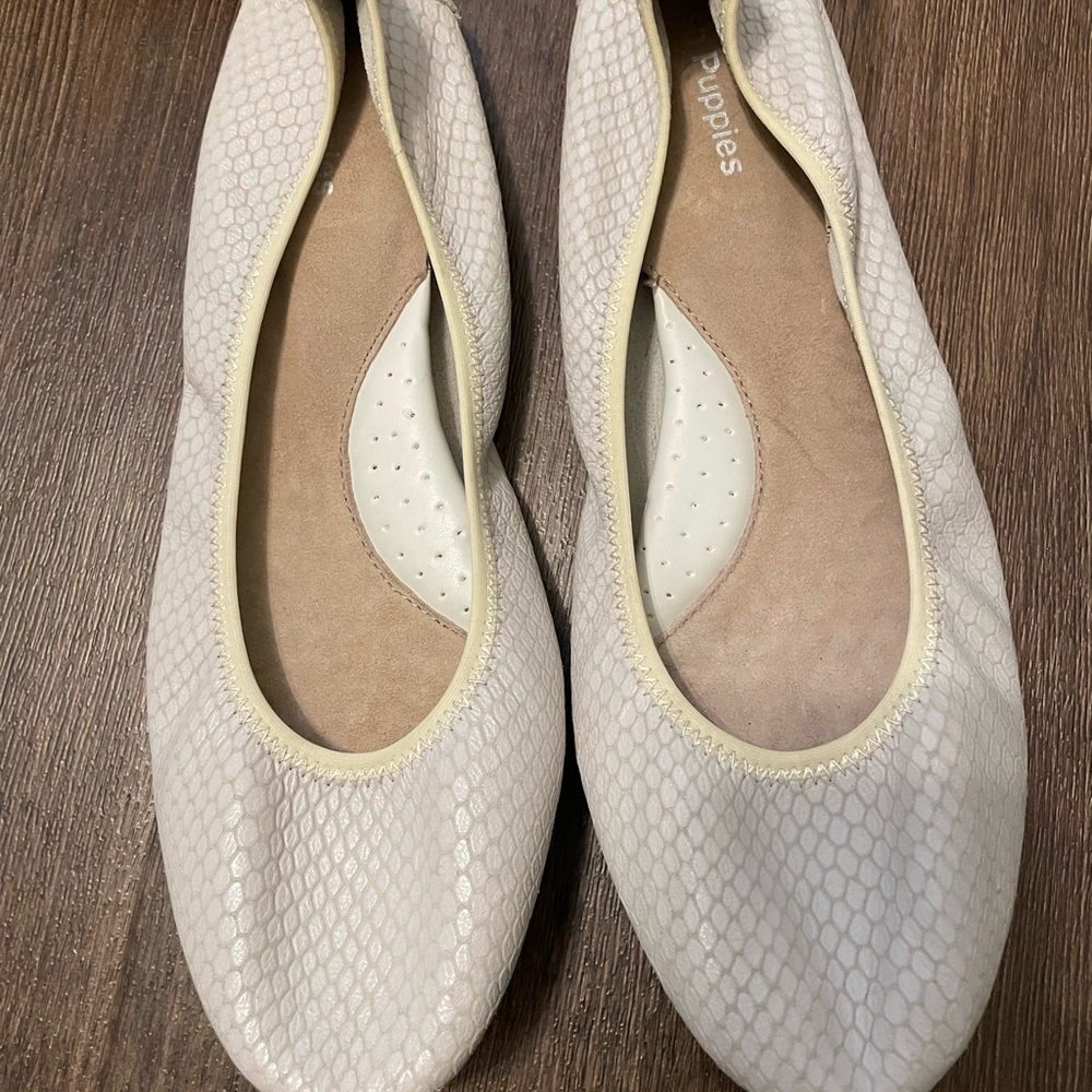 Hush Puppies Women's Cream Ballet Flats